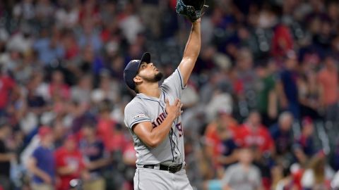 El mexicano Roberto Osuna ya es un histórico de la MLB.