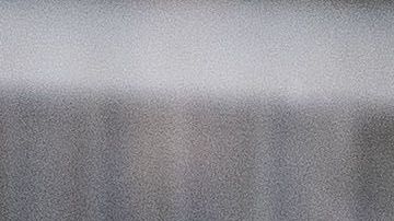 Un policía camina junto a una señal de tráfico dañada en Charleston.