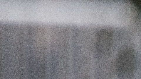 Un policía camina junto a una señal de tráfico dañada en Charleston.