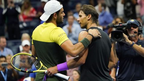 Berrettini (izq.) y Nadal se saludan al final del partido.