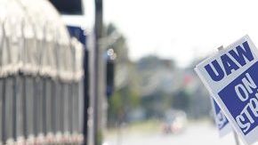 TOLEDO, OH - 18 DE SEPTIEMBRE: Los trabajadores de General Motors saludan a los autos que pasan frente a la planta de tren motriz de GM el 18 de septiembre de 2019 en Toledo, Ohio. GM y el sindicato United Auto Workers, que lidera su primera huelga contra el fabricante de automóviles desde 2007, negociaron ayer por la noche y tenían planes de continuar hoy por salarios y atención médica, según informes publicados que citan fuentes familiarizadas con las negociaciones.