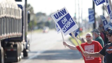 TOLEDO, OH - 18 DE SEPTIEMBRE: Los trabajadores de General Motors saludan a los autos que pasan frente a la planta de tren motriz de GM el 18 de septiembre de 2019 en Toledo, Ohio. GM y el sindicato United Auto Workers, que lidera su primera huelga contra el fabricante de automóviles desde 2007, negociaron ayer por la noche y tenían planes de continuar hoy por salarios y atención médica, según informes publicados que citan fuentes familiarizadas con las negociaciones.