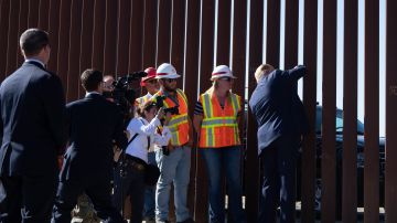 Trump firma el nuevo muro fronterizo en Otay Mesa, California.