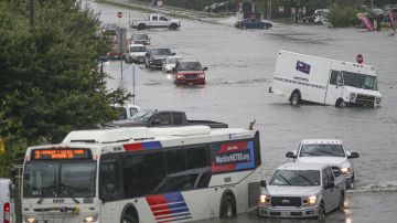 Las inundaciones paralizan el tráfico en Houston, Texas.
