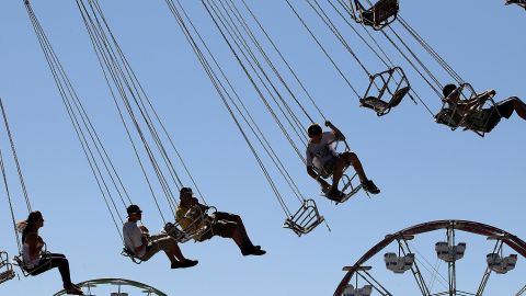 El muchacho no quería ir a Fairground con sus padres.