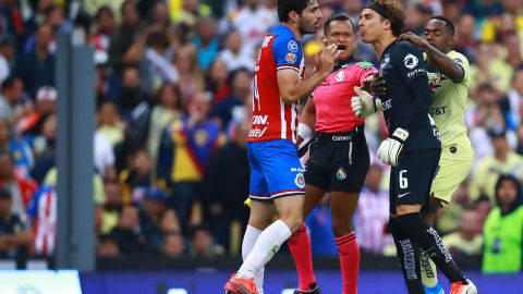 Un fotógrafo reveló imágenes donde se ve al portero expulsando saliva.