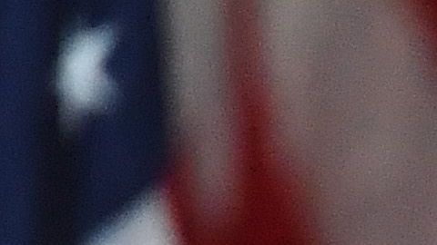 Serena Williams (izq.) y Bianca Andreescu muestran sus trofeos tras la final.