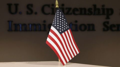 USCIS procesa peticiones de visa de acuerdo a calendario mensual.