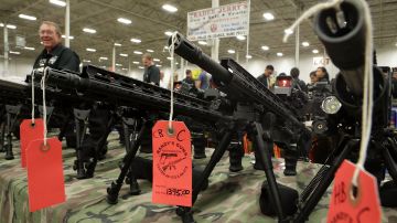 Rifles AR-15 en venta en una feria de armas en Virginia.