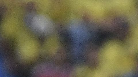 Mario Cuéllar disputa un balón con James Rodríguez en un duelo internacional.