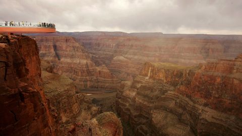 El Skywalk, en forma de herradura, se adentra 70 pies sobre el río Colorado.