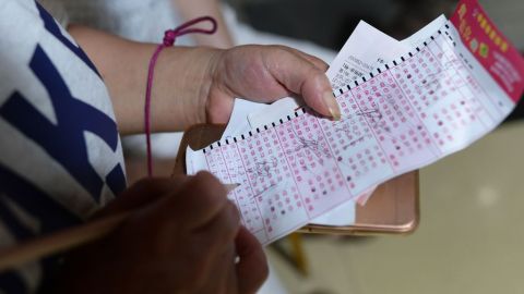 Compró dos boletos de lotería con los mismos números.