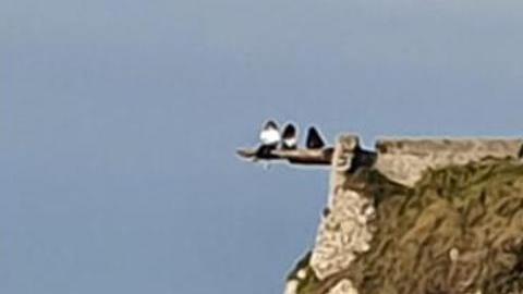 Adolescentes arriesgan la vida por tomarse una foto para las redes sociales.