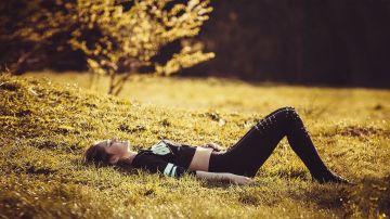 girl-lying-on-the-grass-1741487_1280