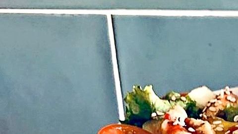 Crea tus propias versiones de ensalada, integra tus ingredientes favoritos y llena de nutrientes tu organismo.