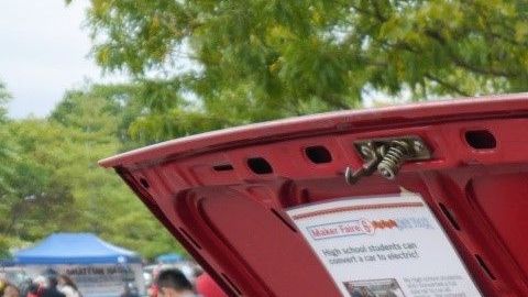 EL maestro tomó un curso intenso de electrificación de autos en San Diego para  luego impartir sus conocimientos a los estudiantes