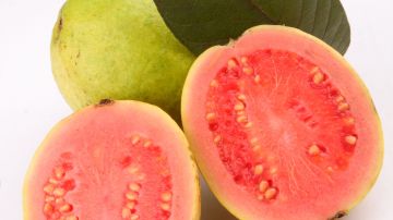 La guayaba aporta en grandes cantidades un antioxidante llamado licopeno, el cual resulta un excelente aliado para reducir el riesgo de enfermedades cardiovasculares.