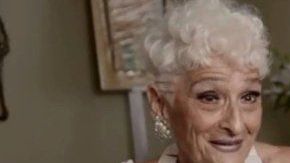 Hattie tiene 83 años y sale con hombres más jóvenes que ella.