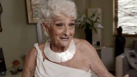 Hattie tiene 83 años y sale con hombres más jóvenes que ella.