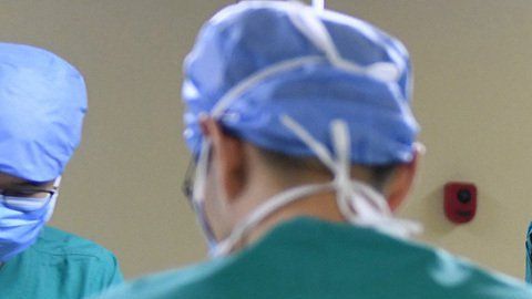 El enfermero su puso a jugar con la vagina de una paciente terminal.