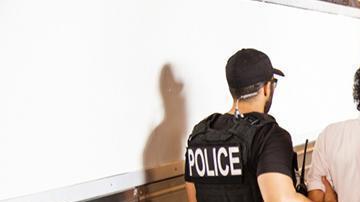 'La Migra' dice que sus operaciones son "arrestos selectivos" que realizan "todos los días".