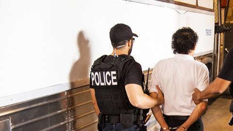 'La Migra' dice que sus operaciones son "arrestos selectivos" que realizan "todos los días".