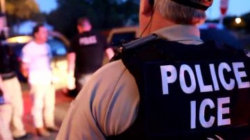 El inmigrante recibió dos balazos de un agente de ICE.