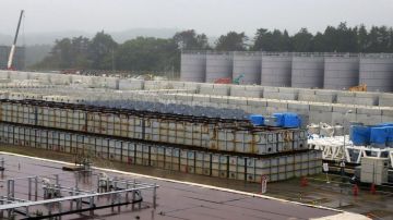 Tanques de agua radioactiva en la central de Fukushima