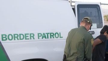 Esta foto de archivo muestra a agentes de la Patrulla Fronteriza  realizando detenciones de inmigrantes.