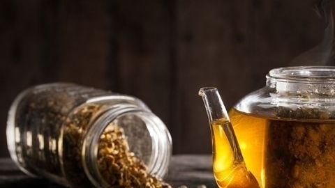 La planta del orégano destaca por su contenido en flavonoides, taninos, ácidos fenólicos y aceites esenciales, responsables de sus enormes beneficios para la salud.