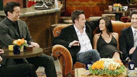 Quieren poner una réplica del sofá en la acera