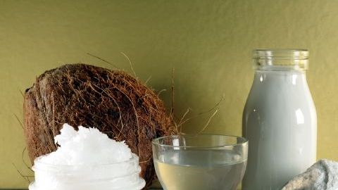 Uno de los mayores beneficios del coco es su riqueza en ácido láurico, este ayuda a eliminar el colesterol malo (LDL) y aumenta el bueno (HDL)