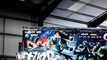 Banksy pintó este camión, llamado Turbo Zone Truck (Laugh Now But One Day We'll Be In Charge), en el 2000