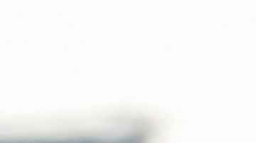 El delantero de las Chivas protagonizó el video de su canción.