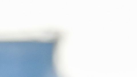 El delantero de las Chivas protagonizó el video de su canción.