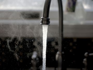 Programa estatal ofrece alivio en la facturación de agua a residentes de Illinois.