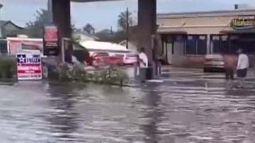 Los residentes del condado de Chambers son de los más afectados en Texas por las inundaciones.