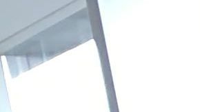 Dimas Méndez en su máquina de encordado.