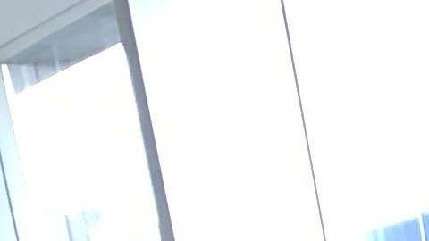 Dimas Méndez en su máquina de encordado.