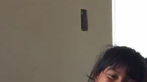 Leslie Baer Dinkel y su marido junto a los niños en Guatemala.