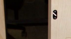 Angel Méndez (derecha), deportado hace unos meses, ayuda vía telefónica a una mujer nerviosa ante la posibilidad de la deportación. Lo acompaña Adam Lessuck, un voluntario neoyorkino.