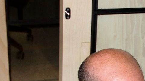 Angel Méndez (derecha), deportado hace unos meses, ayuda vía telefónica a una mujer nerviosa ante la posibilidad de la deportación. Lo acompaña Adam Lessuck, un voluntario neoyorkino.