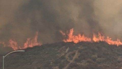 La calle Clinton Keith Road se encuentra cerrada.