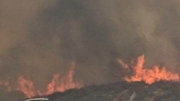 La calle Clinton Keith Road se encuentra cerrada.