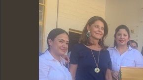 Ivanka con la bandera original de Venezuela, en Colombia