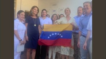 Ivanka con la bandera original de Venezuela, en Colombia