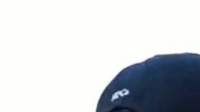 Esta imagen tomada de un video del sitio web latinx2.com muesta a un hobre fotografiando a un mural de arte hispano.