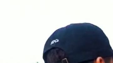 Esta imagen tomada de un video del sitio web latinx2.com muesta a un hobre fotografiando a un mural de arte hispano.