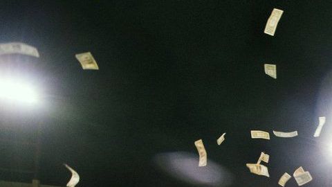 10 mil dólares fueron arrojados desde un helicóptero hacia la cancha