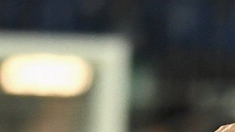 Aficionados del Cagliari lanzan gritos de mono mientras el delantero cobraba un penal